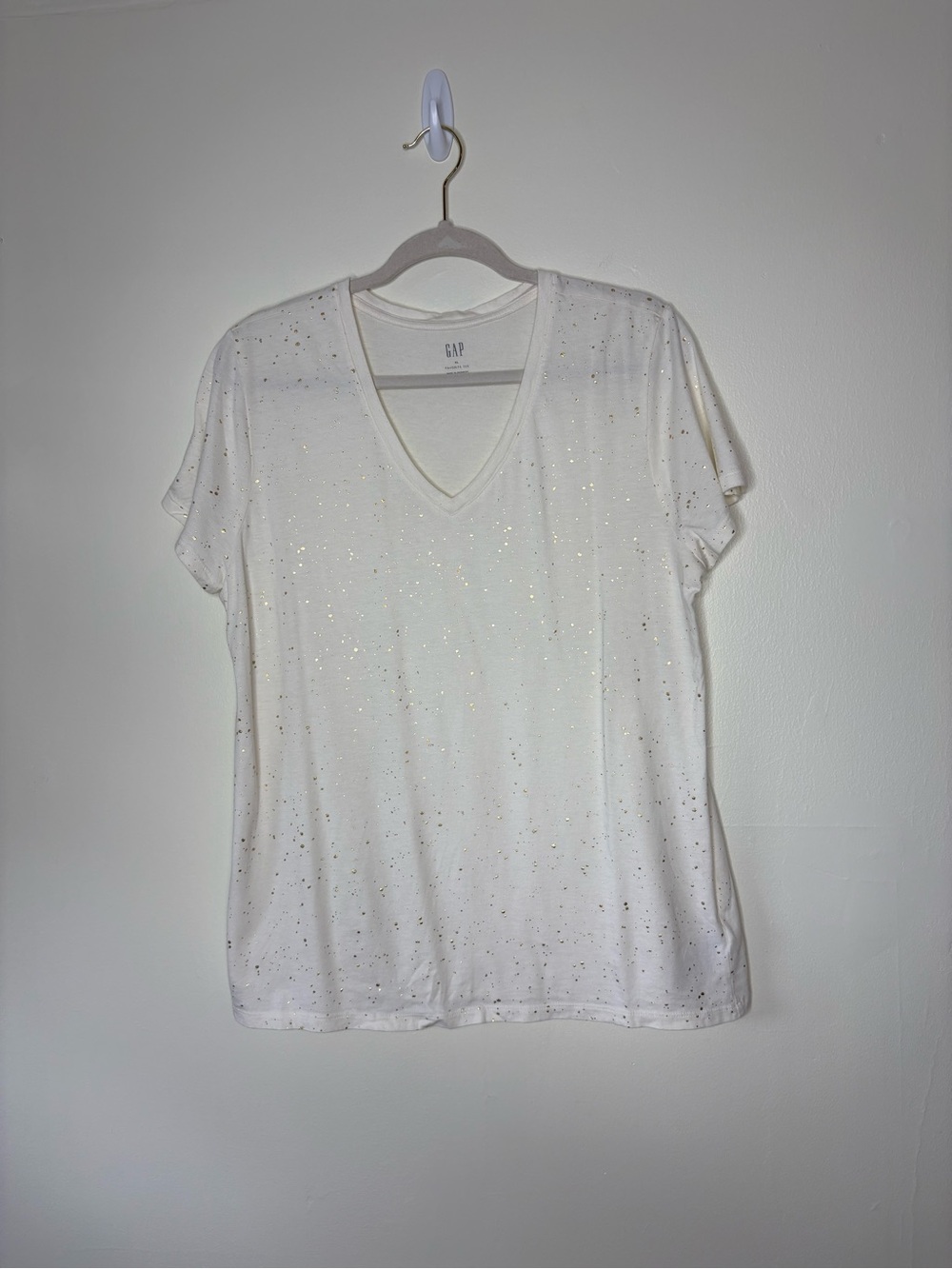 GAP Women's cream white with gold foil V-Neck Short sleeve tee XL